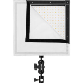 1535010001_419 Westcott Flex Bi Color Cine Set 30,5 x 30,5 cm on neliönmuotoinen LED-paneeli, jossa on osittain takaisin kuorittu valkoinen diffuusiokerros mustassa kehyksessä ja joka on asennettu säädettävään mustaan jalustaan, jolloin diffuusorin alta paljastuu näkyviä LED-diodeja.