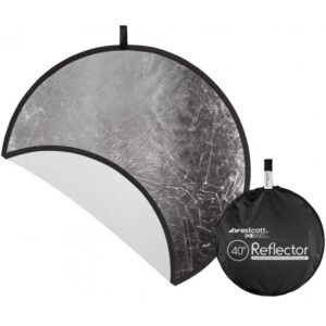 Westcott Collapsible 2-in-1 Silver/White Bounce Reflector (102 cm) on kuvassa osittain avattuna, jolloin sen hopeanväriset ja valkoiset sivut näkyvät, ja sen vieressä on vetoketjullinen kantolaukku.