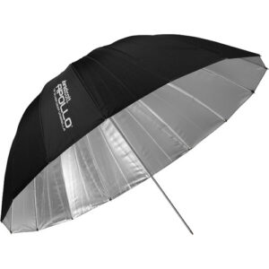 1535110943_721 Westcott Deep Umbrella - Silver Bounce (109 cm) on suuri musta valokuvaussateenvarjo, jossa on heijastava hopeinen sisäpuoli ja jossa on valkoisella painettu "Westcott Apollo" yhdessä ulko-osassa.