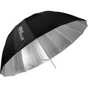 1535110988_911 Westcott Deep Umbrella - Silver Bounce (135 cm), suuri musta studiosateenvarjo, jossa on heijastava hopeinen sisäpuoli ja metallivarsi, näkyy valkoista taustaa vasten.