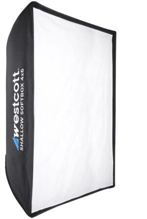 Westcott Shallow Softbox 121x183 cm (Silver Interior) on suuri suorakaiteen muotoinen softbox, jossa on valkoinen diffuusori ja mustat sivut, ihanteellinen ammattimaiseen valokuvaukseen.