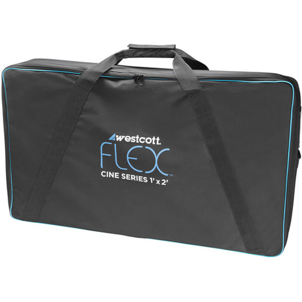1592222917_787 Musta suorakaiteen muotoinen Westcott Flex Cine Gear Bag (30 x 61 cm, 1' x 2'), jossa on sininen reunus, kaksi kahvaa ja etupuolella valkoinen ja sininen painatus "Westcott FLEX Cine Series 1 x 2".