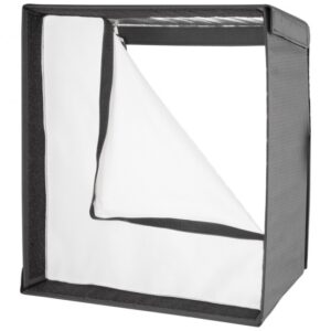 1592223920_222 Westcott Flex Cine Softboxissa (30,5 x 30,5 cm) on kokoontaitettava valkoinen kangasrunko, jossa on tumma reunus ja osittain auki oleva etuläppä, joka paljastaa sen tyhjän sisätilan.
