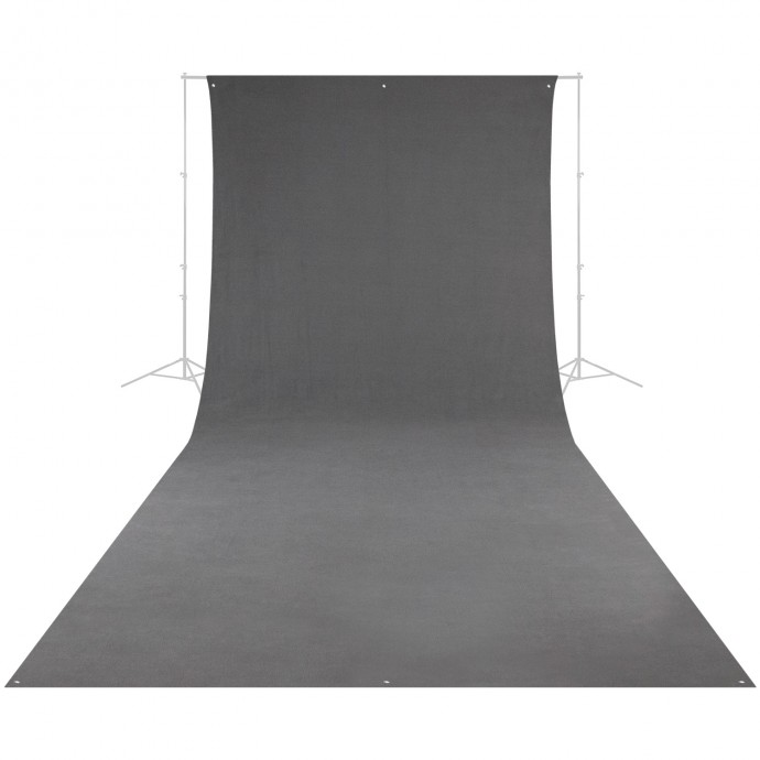 Westcott Wrinkle-Resistant Backdrop - Grey (270 x 610 cm) on pystysuoraan venytetty ja ulottuu lattialle, ja sitä tukee metallikehys, jossa on kolmijalkaiset jalustat molemmin puolin.
