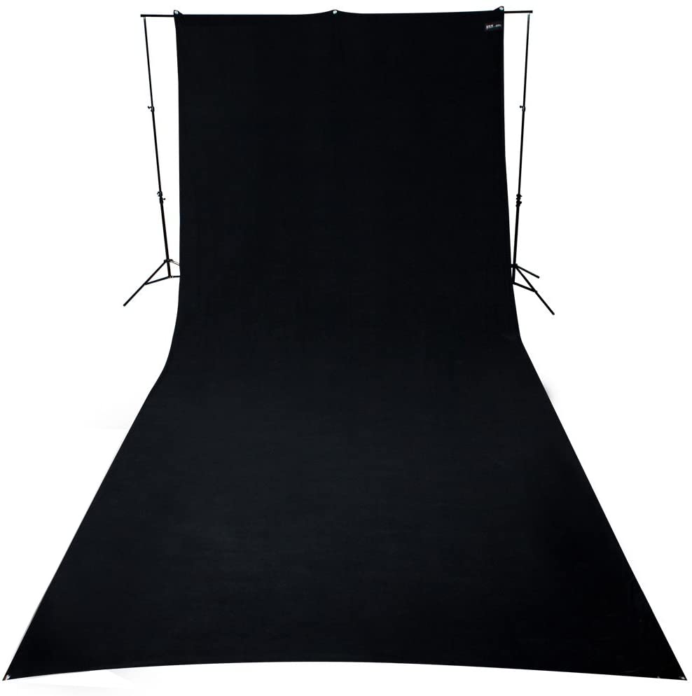 Westcott Wrinkle-Resistant Backdrop - Black (270 x 610 cm) tarjoaa tyylikkään mustan taustan valokuville ja videoille.