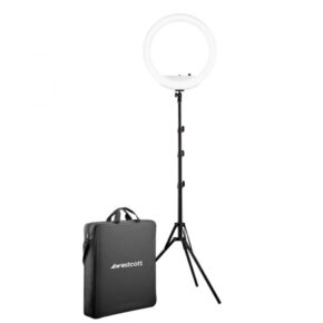 Westcott 18" Bi-Color LED Ring Light Kit, jossa on paristot ja jalusta, on esitetty säädettävällä jalustalla mustan kantolaukun vieressä, jossa on kahvat ja Westcottin logo.