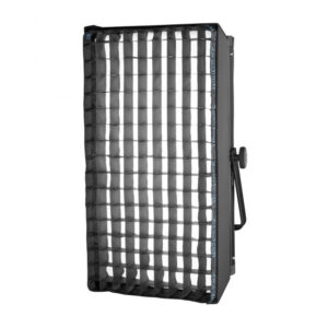 Screenshot Westcott Flex Cine Softbox Egg Crate Grid (30,5 x 61 cm) -valaisimessa on musta runko, sivukahva ja hunajakennomainen ruudukkokuvio, jolla voidaan ohjata valon suuntaa suorakaiteen muotoisella studio-LED-paneelilla.