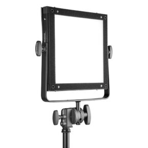 Westcott Flex 1' Yoke on suorakulmainen LED-paneelivalaisin, joka on asennettu mustaan säädettävään jalustaan, jossa on sivusäätönupit ja litteä, diffuusi etupaneeli.