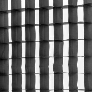 1643039207_361 Westcott 40 Degree Egg Crate Grid for Stripbank Switch & Stripbank luo mustavalkoisen abstraktin ruudukkokuvion, jossa varjot ja valo vuorottelevat ja joka tuottaa kolmiulotteisen, aaltoilevan pintaefektin.
