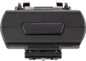 1644397549_263 Etupuolen lähikuva Westcott FJ Wireless Adapter for Sony -kameran mustasta lisävarusteesta, jossa on metalliset liittimet ja keskellä painike, jossa lukituksen avaus, valkoista taustaa vasten.