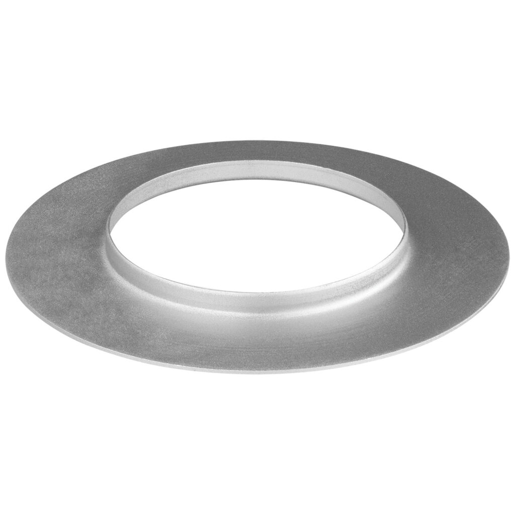 1656340153_568 Westcott Optical Spot Light Mount Balcar -valaisimessa on sileä, metallinen pyöreä laippa, jossa on leveä, litteä ulkoreuna ja suuri keskireikä valkoista taustaa vasten.