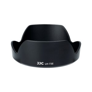 1663753170_296 Musta JJC Canon EW 73E -vastavalosuoja, jossa on terälehden muotoilu ja neljä kaarevaa leikkausta, näkyy valkoisella pohjalla.