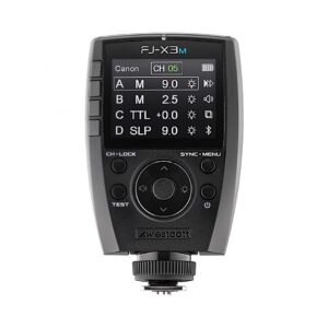 1664871122_871 Westcott FJ-X3m Universal Wireless Flash Trigger for Canon -salamalaukaisimessa on musta runko, värinäyttö salamaryhmäasetuksille, kanavalle ja säätimille sekä useita painikkeita ja kiertovalitsin näytön alapuolella.