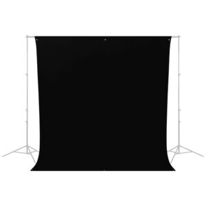 1673954162_412 Westcott Wrinkle-Resistant Backdrop, Rich Black (2,7 x 3 m) on esillä tukevalla metallisella jalustalla, jossa on kaksi kolmijalkaista jalustaa, valkoista taustaa vasten.