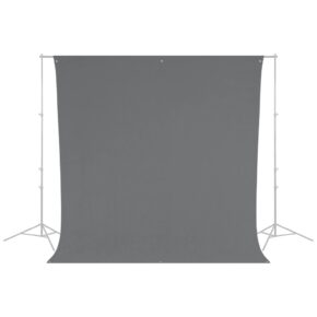 Neutraalinharmaa Westcott Wrinkle-Resistant Backdrop (2,7 x 3 m) on tuettu kahdella jalustalla varustetulla metallisella jalustalla ja asetettu valkoista taustaa vasten.