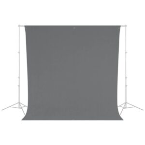 1673954411_117 Neutraalinharmaa Westcott Wrinkle-Resistant Backdrop (2,7 x 3 m) on tuettu kahdella jalustalla varustetulla metallisella jalustalla ja asetettu valkoista taustaa vasten.