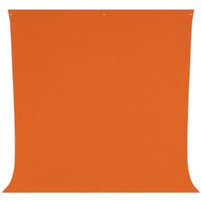 Westcott Wrinkle-Resistant Backdrop in Tiger Orange (2,7 x 3 m) on suuri, neliön muotoinen kangaspaneeli, jossa on pienet läpiviennit kulmissa ja reunoissa, valkoista taustaa vasten.