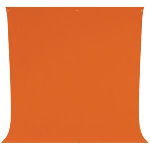 1673963804_740 Westcott Wrinkle-Resistant Backdrop in Tiger Orange (2,7 x 3 m) on suuri, neliön muotoinen kangaspaneeli, jossa on pienet läpiviennit kulmissa ja reunoissa, valkoista taustaa vasten.