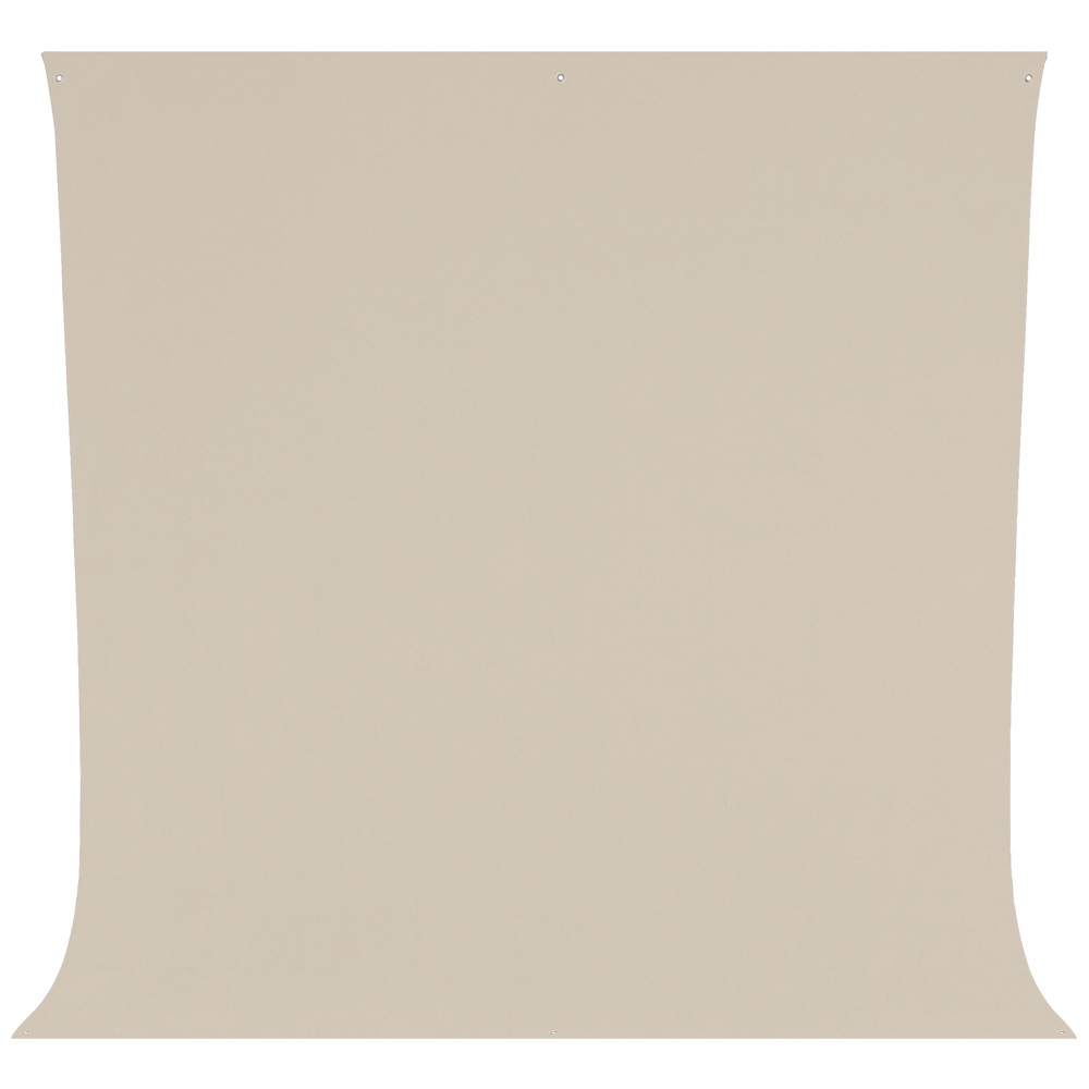 Westcott Wrinkle-Resistant Backdrop in Buttermilk White (2,7 x 3 m) on suorakulmainen, vaaleanbeige kangas, jossa on loivasti kaarevat alakulmat valkoista taustaa vasten.