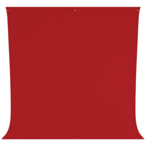 1674029095_512 Westcott Wrinkle-Resistant Backdrop in Scarlet Red (2,7 x 3 m) on suuri suorakulmainen kangaslakana, jossa on pienet läpiviennit jokaisessa kulmassa ja joka on kuvattu valkoista taustaa vasten.