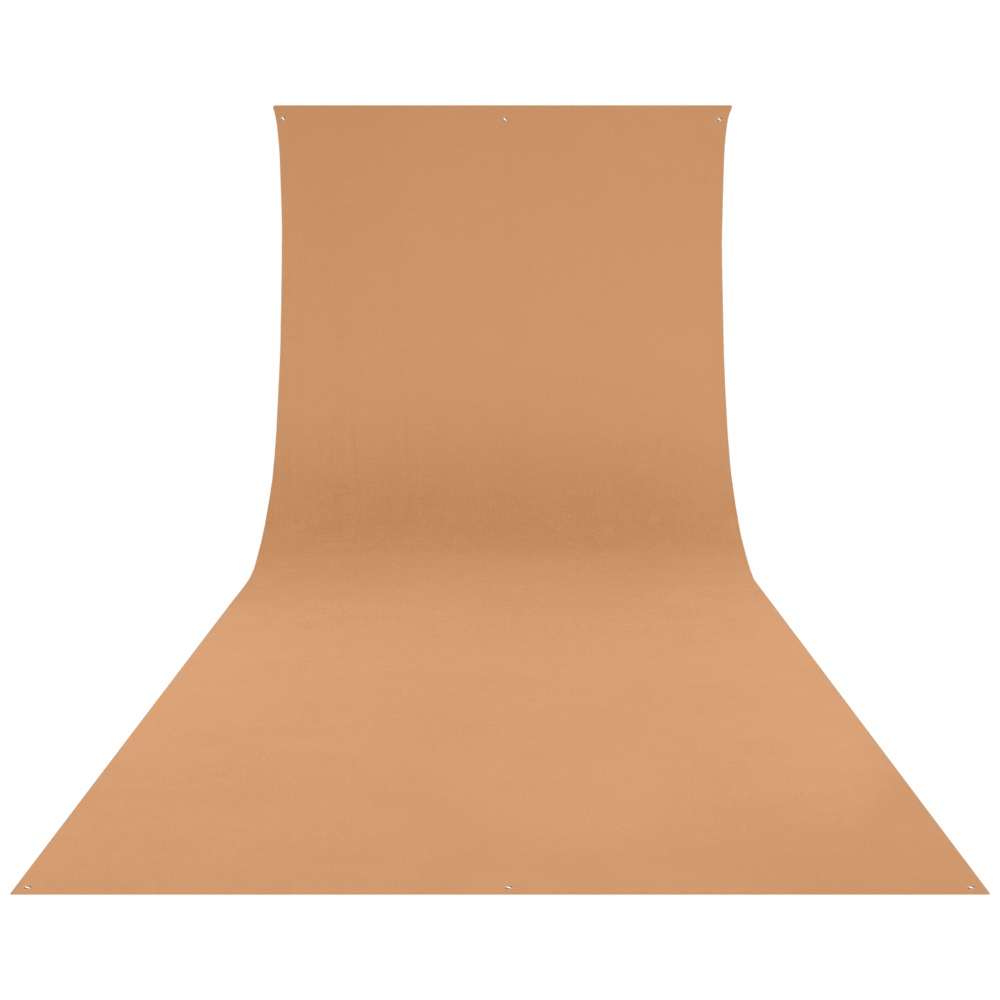 Westcott Wrinkle-Resistant Backdrop in Brown Sugar (2,7 x 6,1 m) on saumaton, sileä, ruskehtava pinta, ihanteellinen studiomuotokuviin tai tuotevalokuviin, jossa on loiva kaari lattiasta seinään ammattimaisen ilmeen saavuttamiseksi.