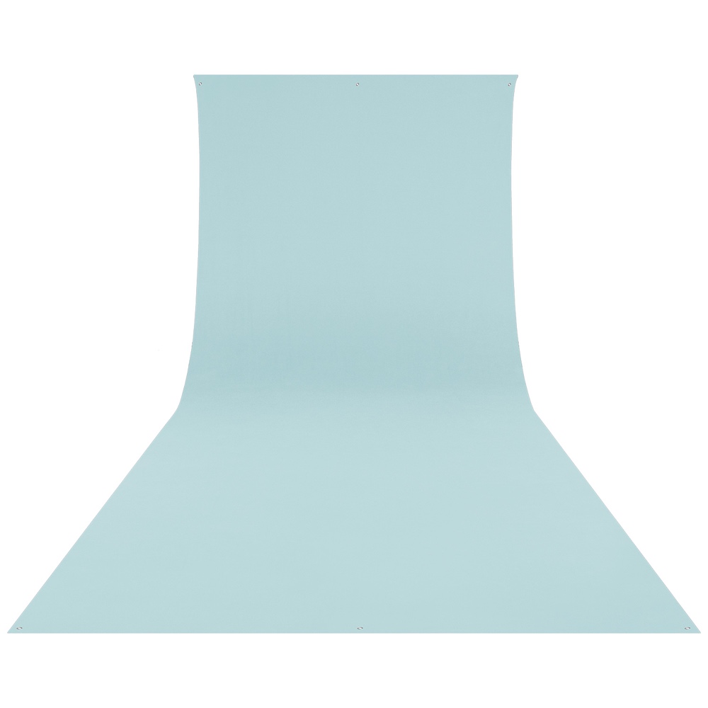 Westcott Wrinkle-Resistant Backdrop pastellinsininen (2,7 x 6,1 m) rullataan lattialle ja kaartuu ylöspäin muodostaen sileän, saumattoman taustan, jossa ei ole näkyviä reunoja tai häiriötekijöitä valokuvausta varten.