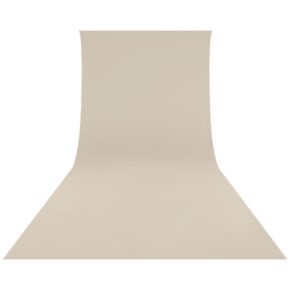 1674042941_243 Westcott Wrinkle-Resistant Backdrop, Buttermilk White (2,7 x 6,1 m) tarjoaa saumattoman, vaalean beigen pinnan, jossa on pehmeä kaari pystysuorasta vaakasuoraan, ihanteellinen studiomuotokuviin tai tuotekuvaukseen.