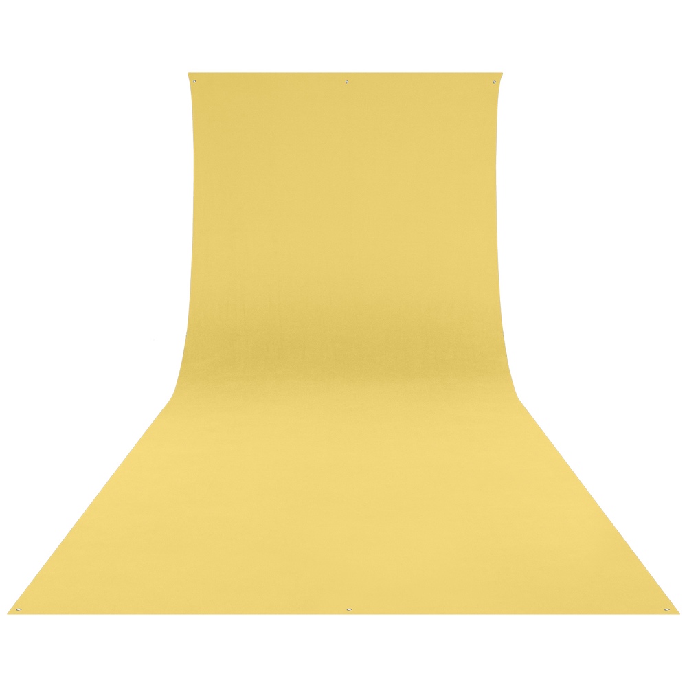 Westcott Wrinkle-Resistant Backdrop, kanariankeltainen (2,7 x 6,1 m), on aseteltu katsojasta ylöspäin ulottuen ja kaartuen valkoista taustaa vasten.
