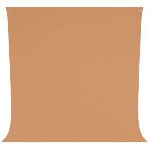 1674046752_386 Westcott Wrinkle-Resistant Backdrop in Brown Sugar (2,7 x 3 m) on suuri, suorakulmainen ruskehtava kangas, jossa on metalliset läpiviennit jokaisessa kulmassa ja joka näkyy valkoista taustaa vasten.
