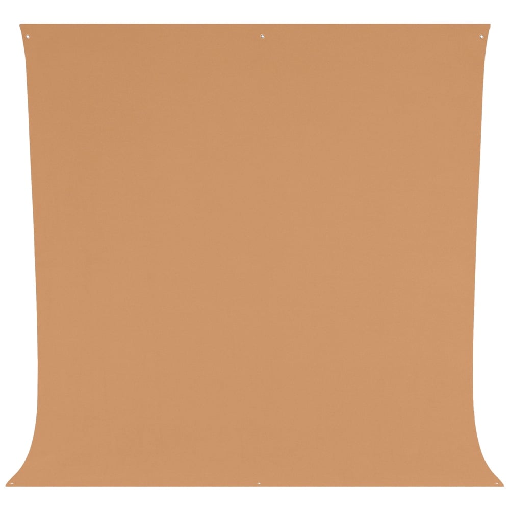 Westcott Wrinkle-Resistant Backdrop in Brown Sugar (2,7 x 3 m) on suuri, suorakulmainen ruskehtava kangas, jossa on metalliset läpiviennit jokaisessa kulmassa ja joka näkyy valkoista taustaa vasten.