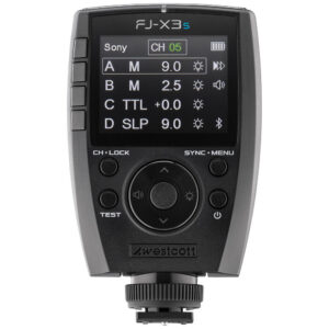 1685614088_681 Lähikuvassa Westcott FJ-X3s -langattomasta salamalaukaisimesta, jossa on Sony-kameran kiinnike, näkyy digitaalinen näyttö, jossa on neljä kanavaa (A, B, C, D) ja useita ohjauspainikkeita näytön alapuolella.