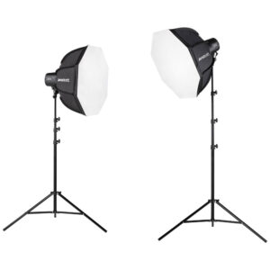 1707396630_119 Westcott U60-B Bi-Color LED 2-Light Softbox Kitissä on kaksi mustaa studiovalotelinettä, joissa on suuret kahdeksankulmaiset valkoiset LED-softboxit, jotka on esitetty sivu- ja kulmanäkymässä valkoisella taustalla.