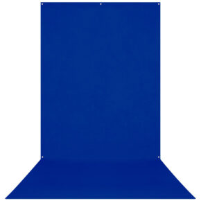 1713357655_913 Westcott Wrinkle Resistant Backdrop Royal Blue/Chroma Key Blue (152 x 366 cm) -taustakankaassa on neljä pientä reikää helppoa ripustamista varten, ja sen saumaton muotoilu peittää sekä taustan että lattian - ihanteellinen valokuvaukseen tai videokuvaukseen.