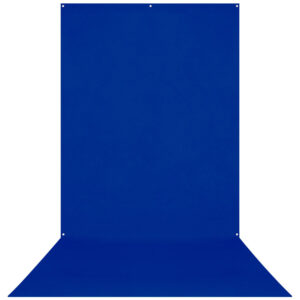 1713357655_913 Westcott Wrinkle Resistant Backdrop Royal Blue/Chroma Key Blue (152 x 366 cm) -taustakankaassa on neljä pientä reikää helppoa ripustamista varten, ja sen saumaton muotoilu peittää sekä taustan että lattian - ihanteellinen valokuvaukseen tai videokuvaukseen.