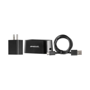 1720183571_174 Westcott FJ80-SE -akkulaturi ja -johto, jossa on musta latausdokkari, USB-kaapeli ja seinäsovitin, ovat vierekkäin valkoisella pohjalla.