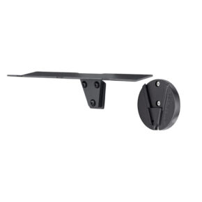 1724674348_755 Lindsayn Westcott Float Wall Mount Light Stand Hanger Kit -valaisinripustussarjassa on musta metallihylly, jossa on tasainen alusta, V-muotoinen kiinnike ja pyöreä kiinnityslevy, jotka on suunniteltu turvalliseen seinäkiinnitykseen.