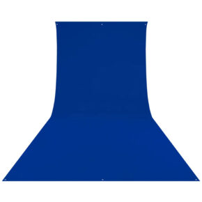 1724679527_359 Westcott Wrinkle-Resistant Backdrop in Chroma Key Blue (270 x 610 cm) -taustakangas on väriltään sininen, saumaton ja siinä on leveä pohja, suora yläreuna ja pienet kiinnitysreiät jokaisessa kulmassa.