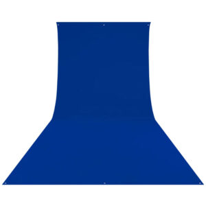 1724679527_359 Westcott Wrinkle-Resistant Backdrop in Chroma Key Blue (270 x 610 cm) -taustakangas on väriltään sininen, saumaton ja siinä on leveä pohja, suora yläreuna ja pienet kiinnitysreiät jokaisessa kulmassa.