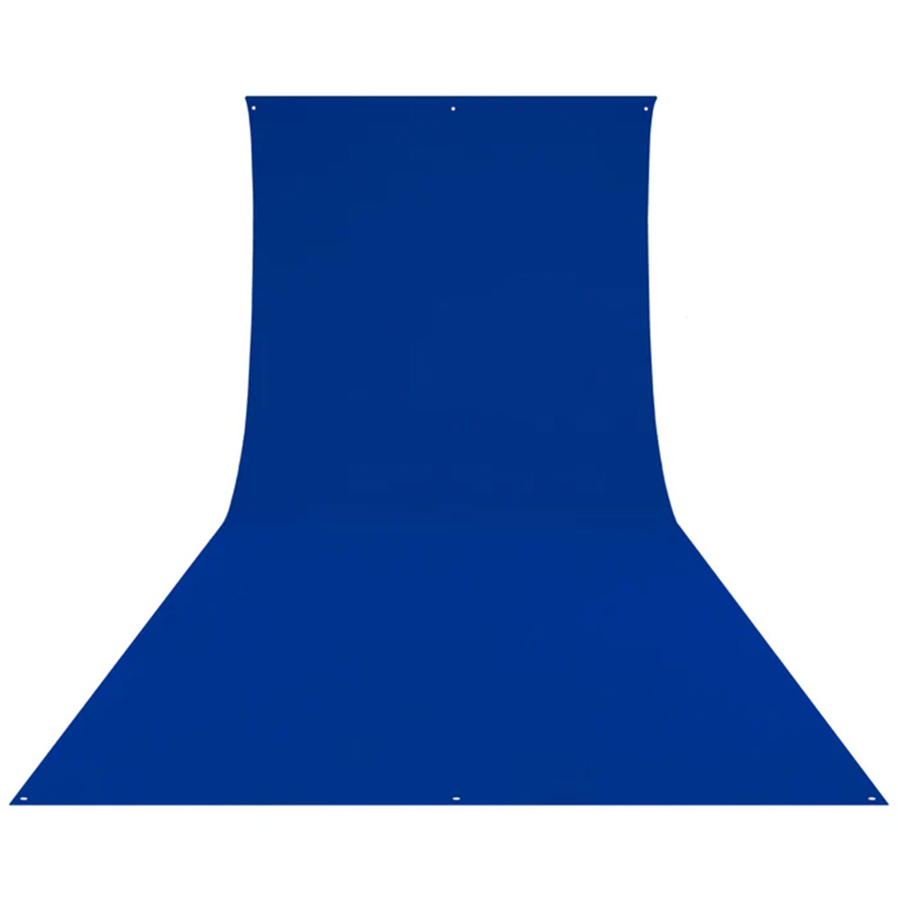 Westcott Wrinkle-Resistant Backdrop in Chroma Key Blue (270 x 610 cm) -taustakangas on väriltään sininen, saumaton ja siinä on leveä pohja, suora yläreuna ja pienet kiinnitysreiät jokaisessa kulmassa.