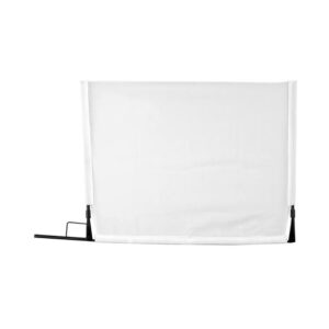 Westcott Fast Flags 46 x 61 cm 1/4-Stop China Silk on suorakulmainen valkoinen kangasnäyttö mustalla metallikehyksellä ja tukijalustalla, joka on kuvassa pystyssä valkoisella pohjalla.