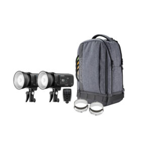 1744112858_606 Westcott FJ400 II Strobe 2 Light Backpack Kit with FJ X3 M Universal Wireless Trigger sisältää kaksi studiosalamaa, kaukolaukaisimen, valonmuokkaimet ja harmaan repun, jotka kaikki näkyvät valkoisella pohjalla.