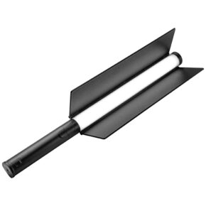 1745921755_250 Westcott Ice Light 3 Bi Color LED Kit -valaisimessa on käsikäyttöinen, putkimuotoinen LED-valaisin, jossa on sylinterimäinen kahva, paristokahva ja lattiat valon suuntaamista varten.