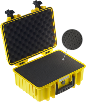 BW OUTDOOR CASES TYYPPI 4000 / KELTAINEN (PRE-CUT FOAM) on avattu, jolloin sen suojaava vaahtomuovipehmuste paljastuu. Pyöreässä sisäkuvassa näkyy kuvioitu vaahtomuovivuori. Kotelossa on tukeva kahva ja turvalliset mustat lukot.