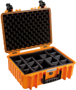 800q-01_112270 BW OUTDOOR CASES TYPE 5000 / ORANGE (DIVIDER SYSTEM) on oranssi kovakuorinen kotelo, jossa on vaahtomuovilla vuorattu kansi ja pehmustetut, säädettävät väliseinät herkkien laitteiden turvalliseen säilytykseen ja kuljetukseen.