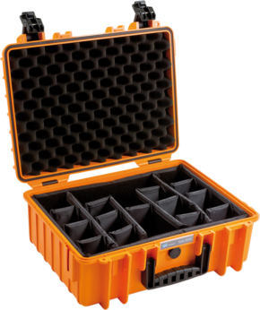 800q-01_112270 BW OUTDOOR CASES TYPE 5000 / ORANGE (DIVIDER SYSTEM) on oranssi kovakuorinen kotelo, jossa on vaahtomuovilla vuorattu kansi ja pehmustetut, säädettävät väliseinät herkkien laitteiden turvalliseen säilytykseen ja kuljetukseen.