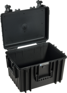 BW OUTDOOR CASES TYPE 5500 / BLACK (EMPTY) on suuri musta kovamuovinen säilytyslaukku, jossa on saranoitu kansi, tyhjä sisätila, sivu-urat ja tukeva etukahva.