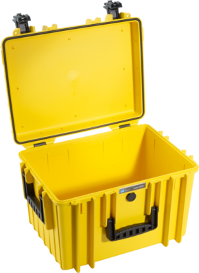 800q-01_112274 BW OUTDOOR CASES TYYPPI 5500 / KELTAINEN (Tyhjä) on suuri, kirkkaan keltainen muovinen säilytyslaukku, jossa on saranoitu kansi, musta kahva ja salvat, kylkilistavahvistetut sivut ja tyhjä sisätila.