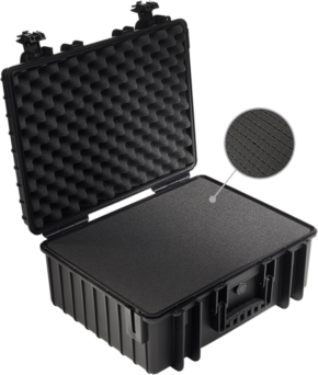 800q-01_112278 BW OUTDOOR CASES TYPE 6000 / BLACK (PRE-CUT FOAM) on musta kovakuorinen kotelo, jossa on avoin kansi, josta paljastuu valmiiksi leikattu vaahtomuovipehmuste ja sisäpuolen vaahtomuovivuorauksen yksityiskohtaista rakennetta korostava insertti.