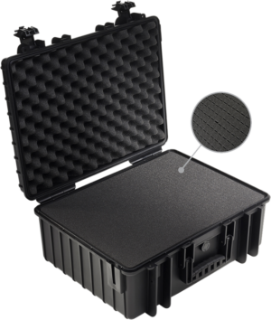 BW OUTDOOR CASES TYPE 6000 / BLACK (PRE-CUT FOAM) on musta kovakuorinen kotelo, jossa on avoin kansi, josta paljastuu valmiiksi leikattu vaahtomuovipehmuste ja sisäpuolen vaahtomuovivuorauksen yksityiskohtaista rakennetta korostava insertti.