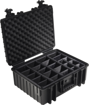 800q-01_112279 BW OUTDOOR CASES TYPE 6000 / BLACK (DIVIDER SYSTEM) on musta kovakuorinen kotelo, jossa on avoin kansi, vaahtomuovipehmuste sisäpuolella ja useita säädettäviä lokeroita turvalliseen säilytykseen tai järjestämiseen.